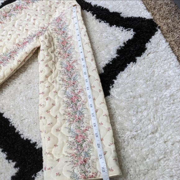 SOLD Vintage 1960s 1970s quilted house coat bed jacket - Picture 13 of 13